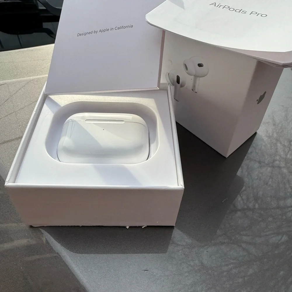 Apple White Wireless Earbuds with Charging Case